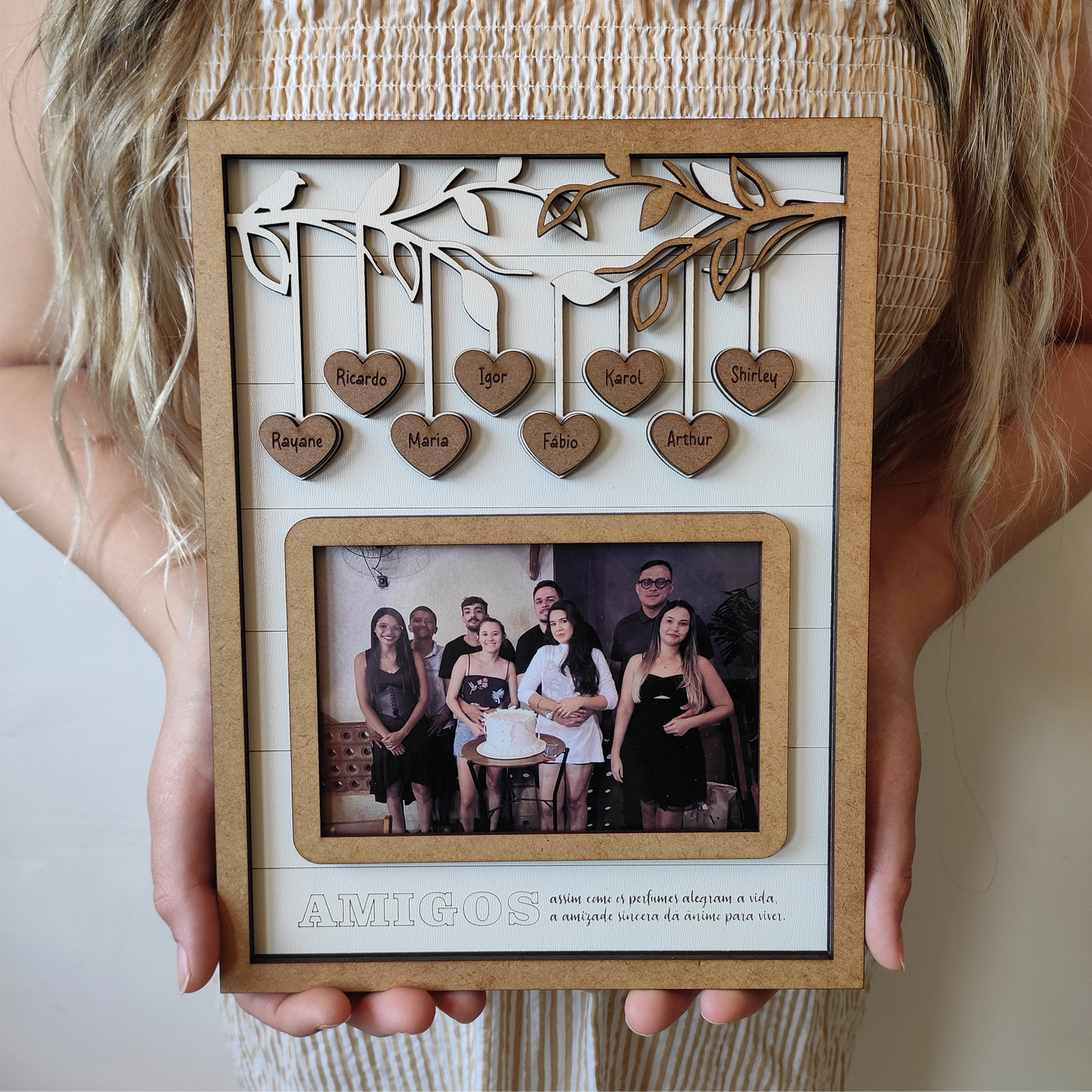 Quadro com galhos, seus nomes, foto e mensagem