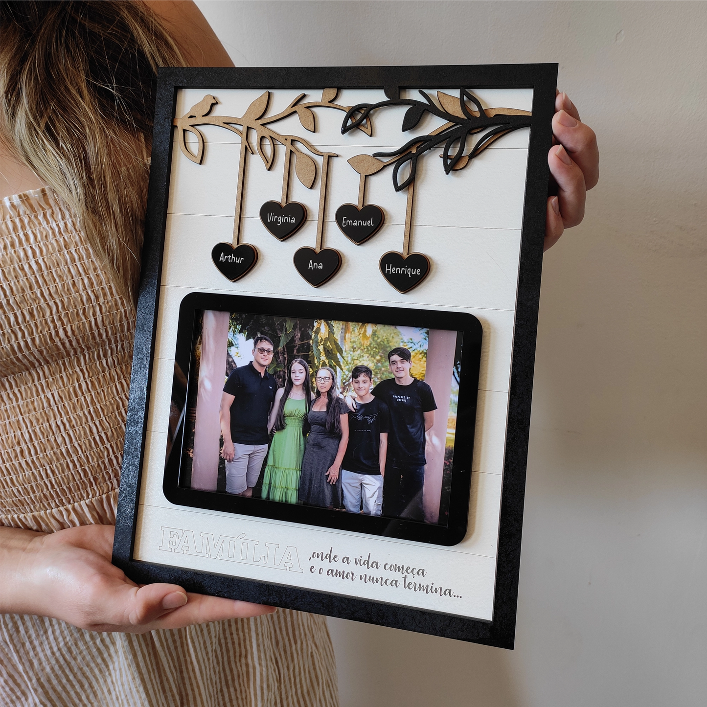 Quadro com galhos, seus nomes, foto e mensagem