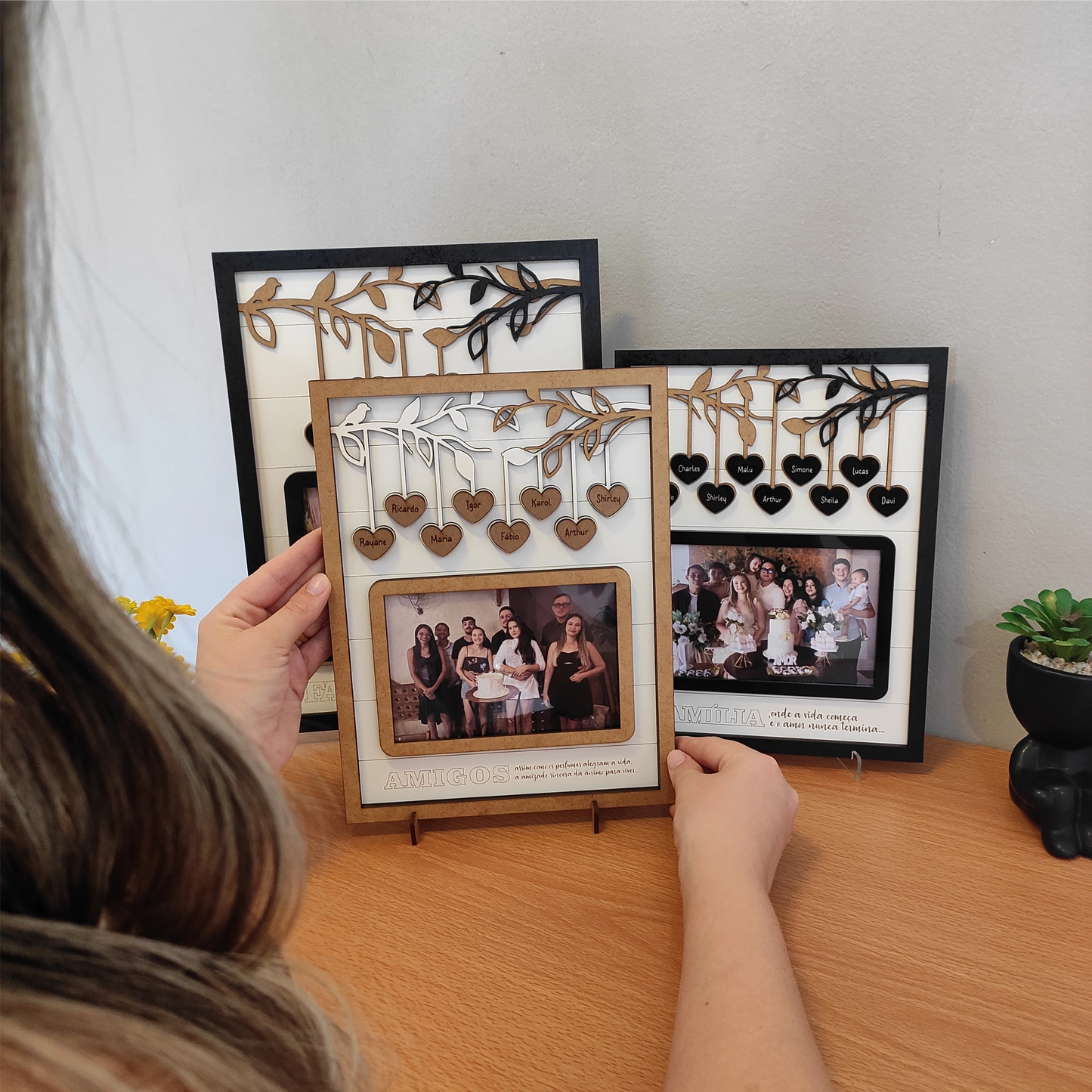 Quadro com galhos, seus nomes, foto e mensagem