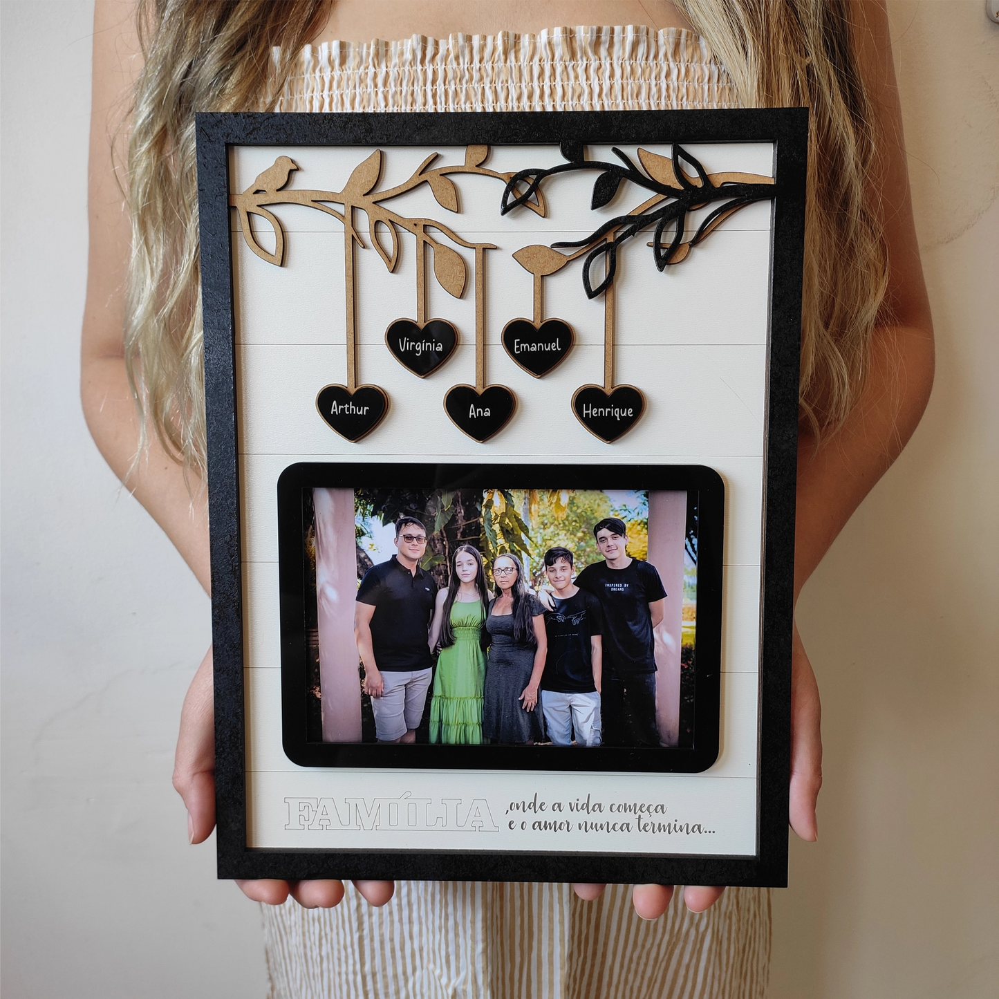 Quadro com galhos, seus nomes, foto e mensagem