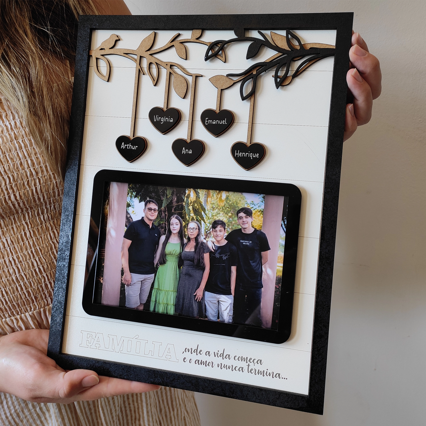 Quadro com galhos, seus nomes, foto e mensagem