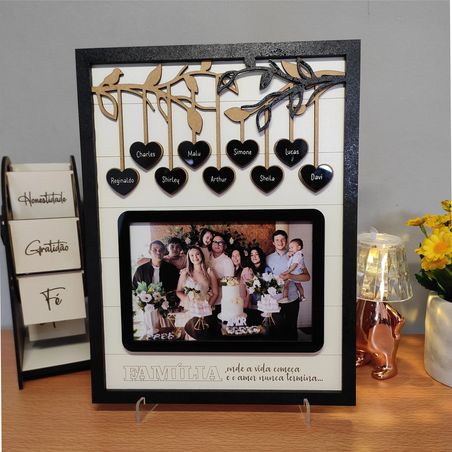 Quadro com galhos, seus nomes, foto e mensagem