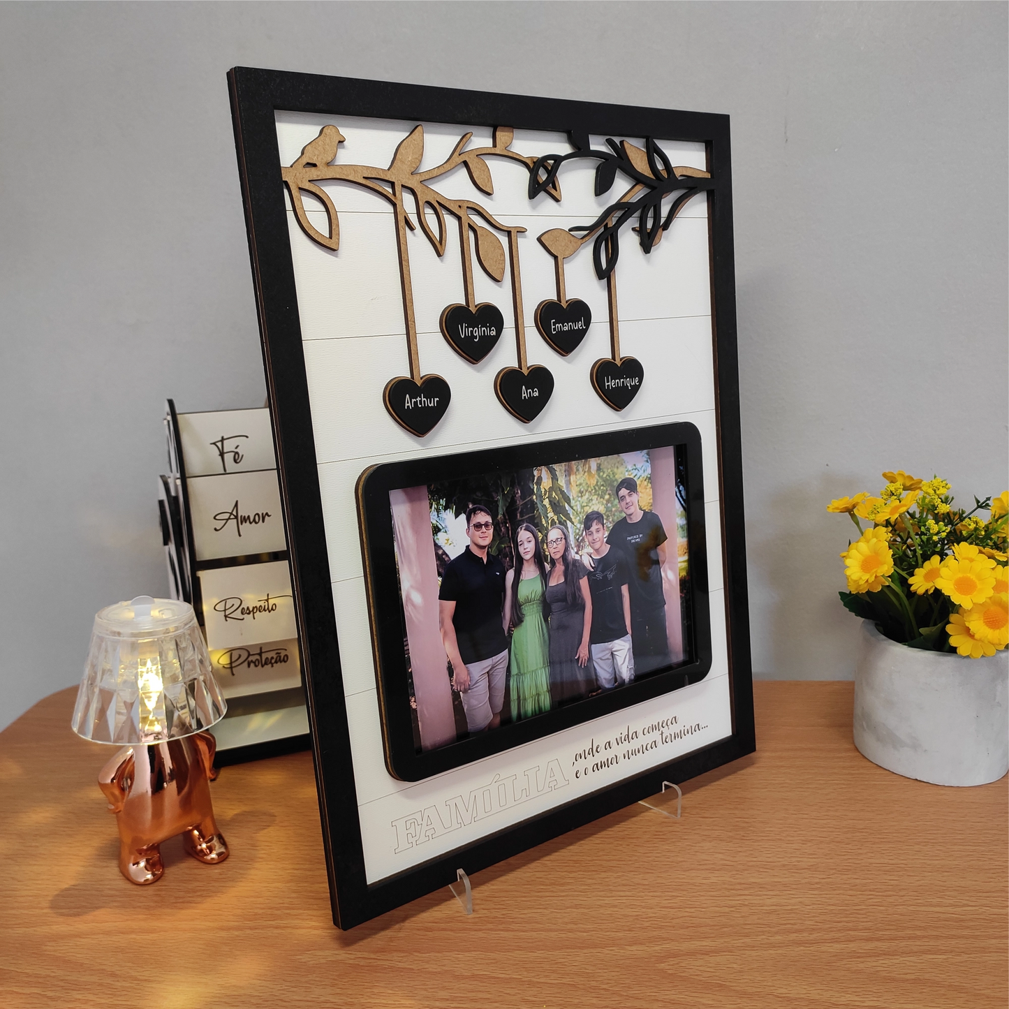 Quadro com galhos, seus nomes, foto e mensagem