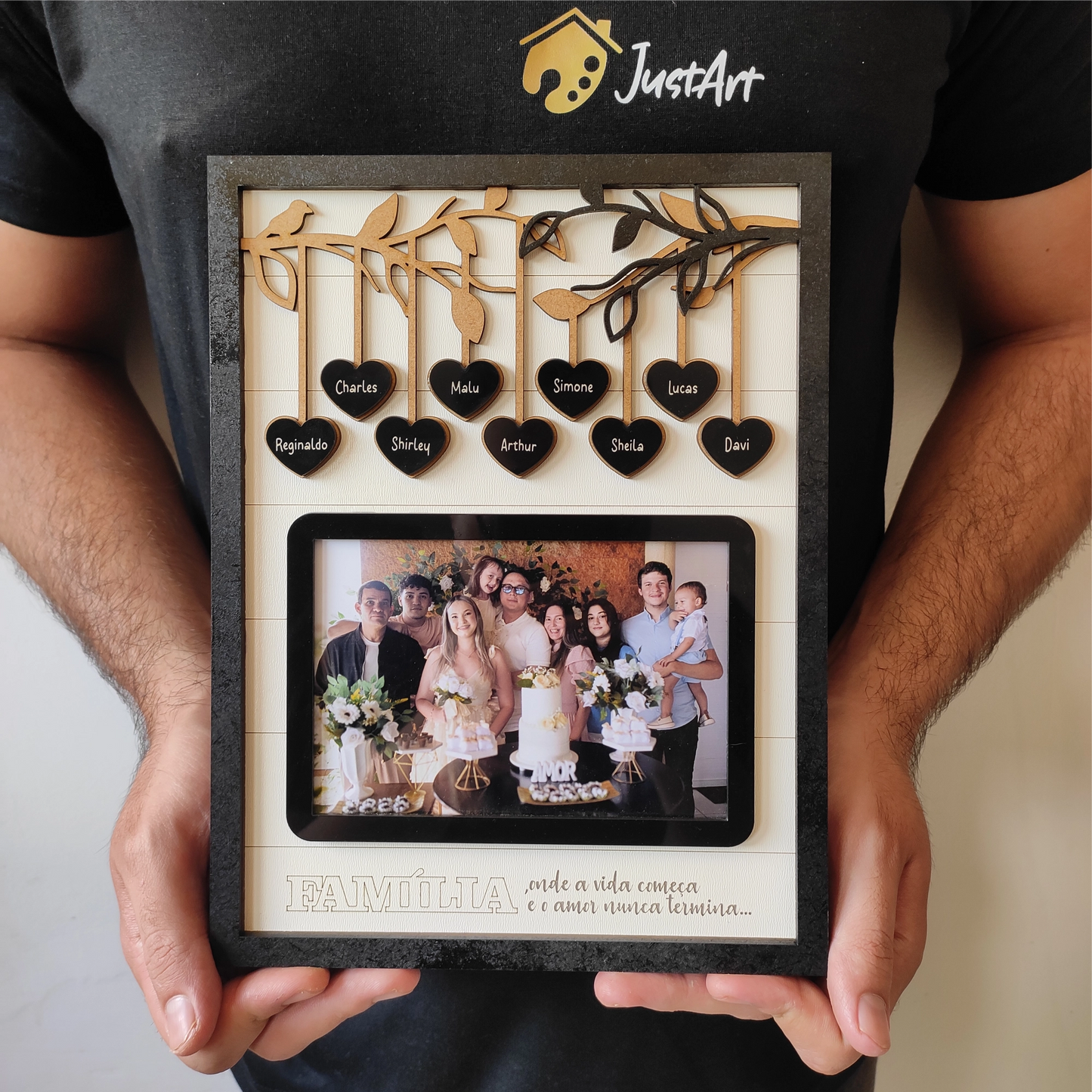 Quadro com galhos, seus nomes, foto e mensagem