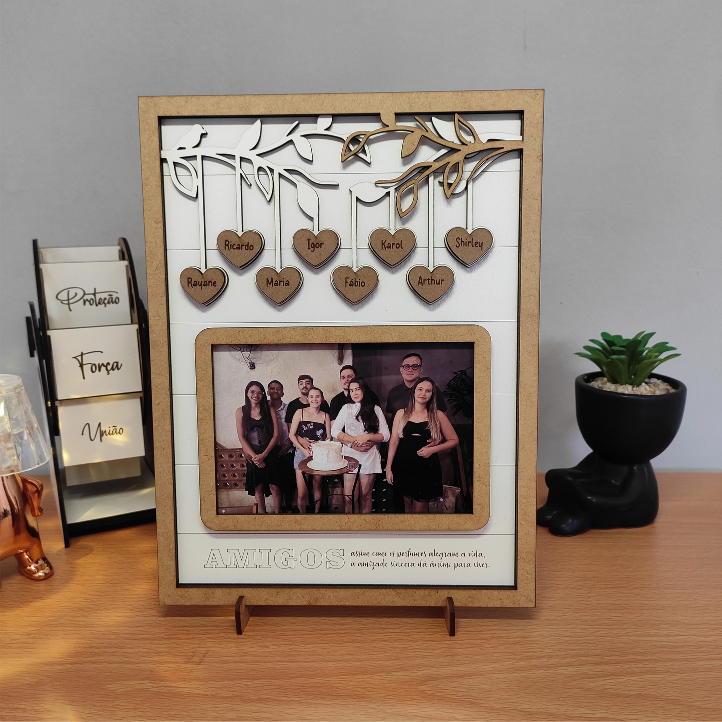 Quadro com galhos, seus nomes, foto e mensagem