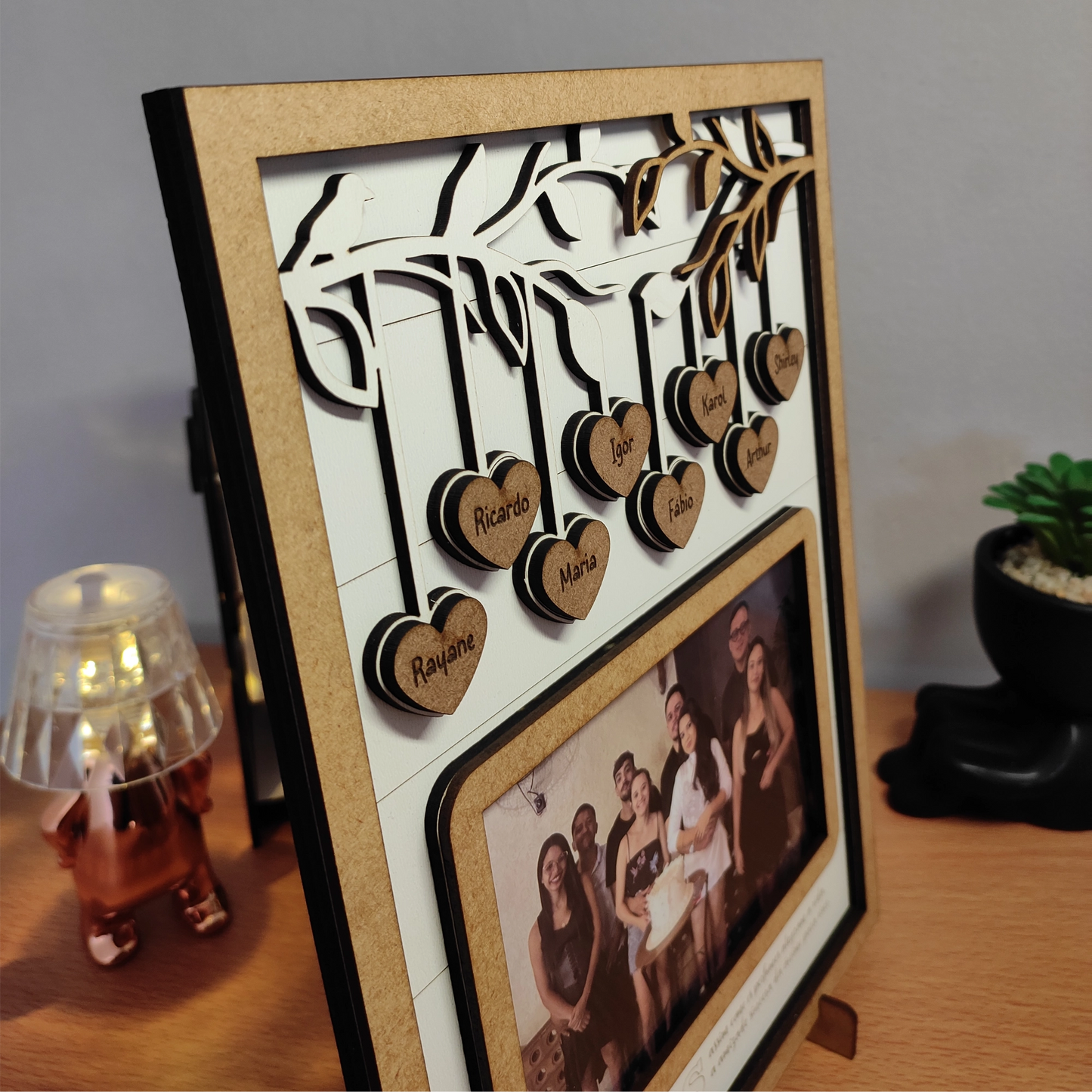 Quadro com galhos, seus nomes, foto e mensagem