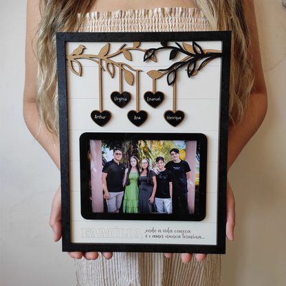 Quadro com galhos, seus nomes, foto e mensagem